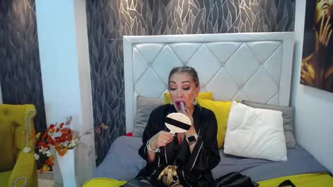 Snapshot of evelynagrey chatting on February 24, 2:19 am EvelynaGrey online show from February 24, 2:19 am