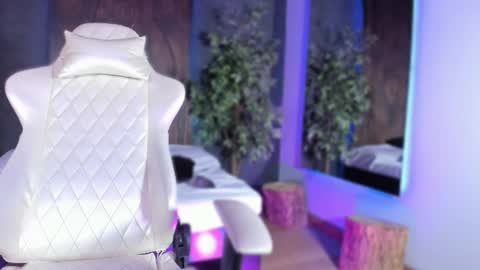  Evelyn  online show from September 26, 11:40 am