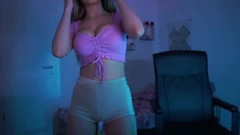 evelyncage_ online show from March 8, 7:09 pm