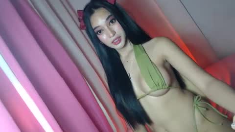 Snapshot of eyez0nm3 chatting on February 4, 4:59 am NewKarina online show from February 4, 4:59 am