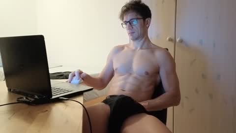 Snapshot of f24570a chatting on December 2, 3:42 pm Mick online show from December 2, 3:42 pm