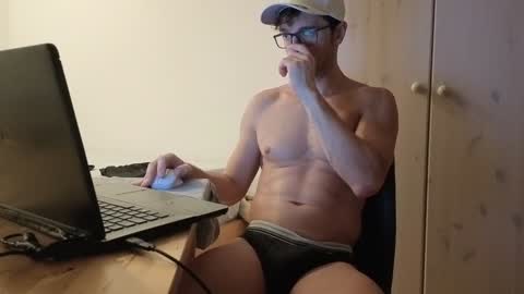 Snapshot of f24570a chatting on December 3, 9:06 pm Mick online show from December 3, 9:06 pm
