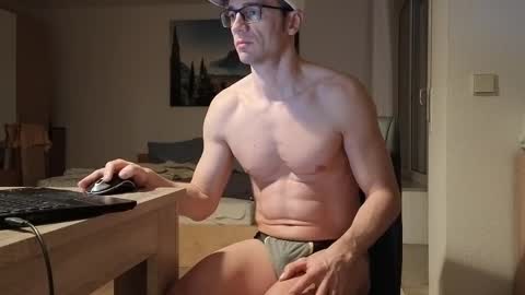 Snapshot of f24570a chatting on March 4, 6:37 am Mick online show from March 4, 6:37 am