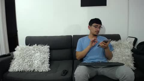 Snapshot of fallgays chatting on December 31, 1:04 am FallGays online show from December 31, 1:04 am