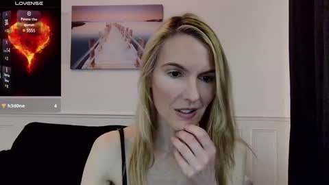 Snapshot of fanny_posy chatting on February 19, 12:03 am Fanny online show from February 19, 12:03 am