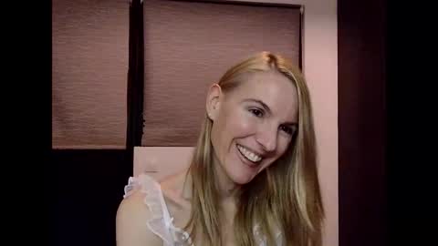 Snapshot of fanny_posy chatting on January 4, 4:23 am Fanny online show from January 4, 4:23 am