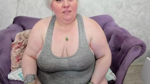 Snapshot of fashiona chatting on February 2, 11:29 am fashiona online show from February 2, 11:29 am