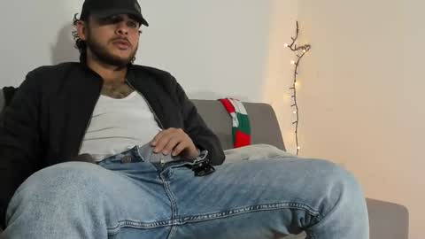 Snapshot of favid95 chatting on January 13, 12:30 am favid95 online show from January 13, 12:30 am
