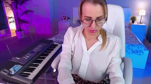 Snapshot of fay_dunaway chatting on February 25, 12:27 pm Fay online show from February 25, 12:27 pm