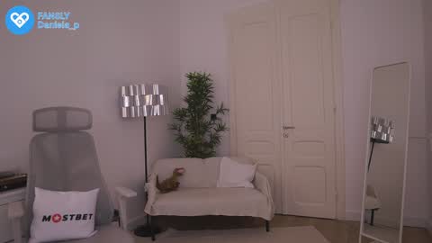 Snapshot of feel_our_vibe chatting on December 13, 5:43 pm Daniela online show from December 13, 5:43 pm