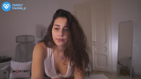 Snapshot of feel_our_vibe chatting on December 1, 4:32 pm Daniela online show from December 1, 4:32 pm