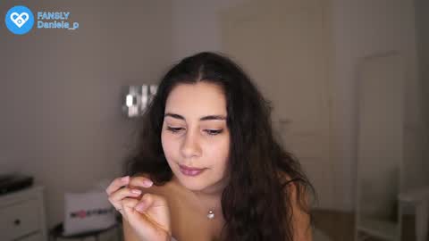 Snapshot of feel_our_vibe chatting on December 29, 3:46 pm Daniela online show from December 29, 3:46 pm