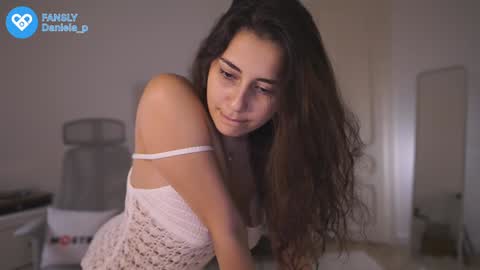 Snapshot of feel_our_vibe chatting on December 1, 7:38 pm Daniela online show from December 1, 7:38 pm