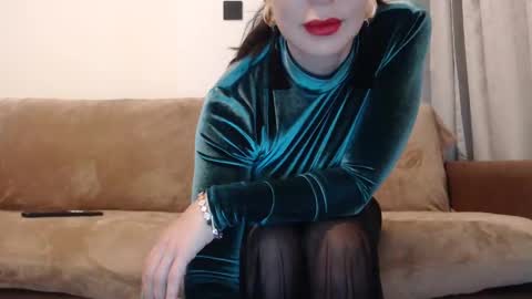 Snapshot of felinechic chatting on January 8, 5:16 am FelineChic online show from January 8, 5:16 am