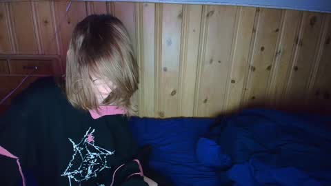 femboyflowers online show from June 1, 4:03 am