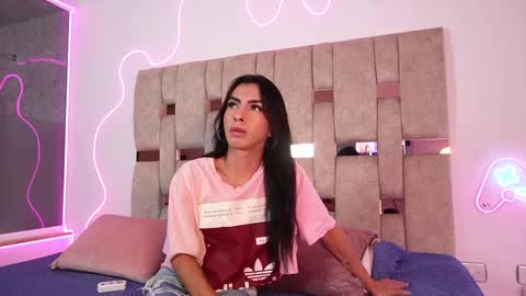 fernanda_thail_ online show from April 13, 7:40 pm