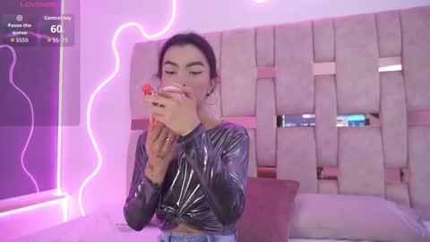 fernanda_thail_ online show from March 23, 7:30 pm