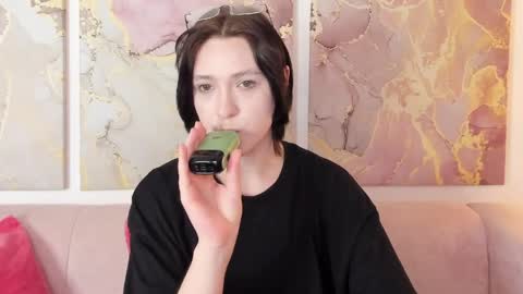 fiamoory online show from April 6, 7:53 am