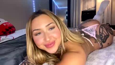 Snapshot of flexyroxxxy chatting on December 14, 2:11 am Roxy online show from December 14, 2:11 am