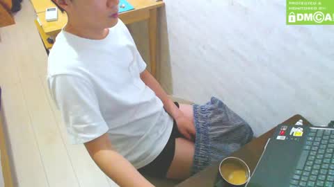 Snapshot of flowerbox chatting on December 7, 11:12 am flowerbox online show from December 7, 11:12 am