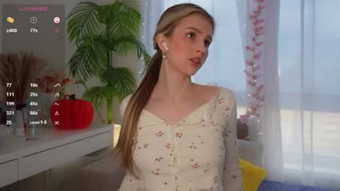 Snapshot of fluffy_angel chatting on March 5, 8:21 am Adeline online show from March 5, 8:21 am