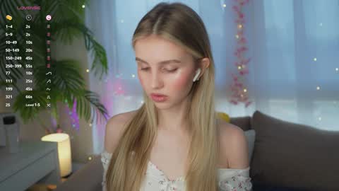 Snapshot of fluffy_angel chatting on February 6, 8:07 am Adeline online show from February 6, 8:07 am