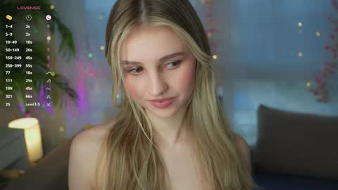 Snapshot of fluffy_angel chatting on January 27, 8:29 am Adeline online show from January 27, 8:29 am