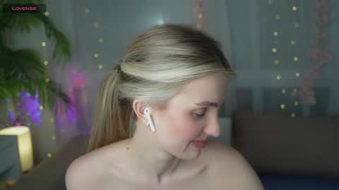 Snapshot of fluffy_angel chatting on January 20, 2:46 pm Adeline online show from January 20, 2:46 pm