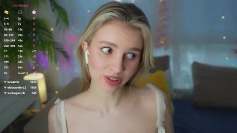 Snapshot of fluffy_angel chatting on January 26, 10:55 am Adeline online show from January 26, 10:55 am