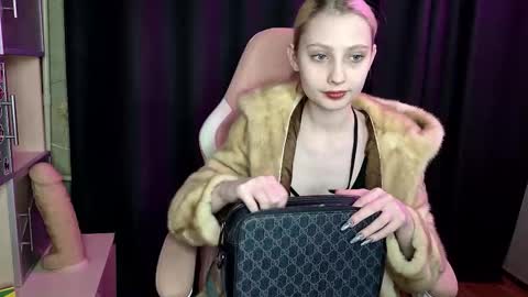 fluffy_cloude online show from November 16, 3:47 pm