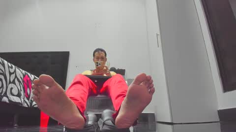 Snapshot of foot_master777 chatting on March 11, 12:44 am foot_master777 online show from March 11, 12:44 am