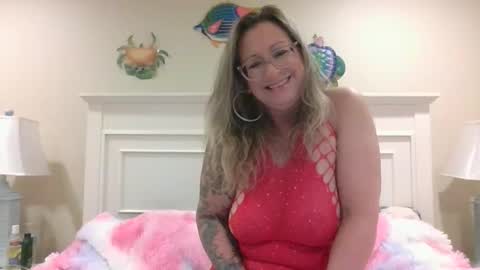 Snapshot of forevermilfxoxo chatting on February 12, 10:37 pm Aleesa online show from February 12, 10:37 pm
