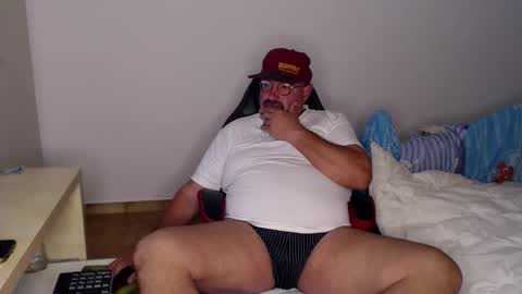 Snapshot of fraboys chatting on October 23, 9:33 am Fraboys online show from October 23, 9:33 am