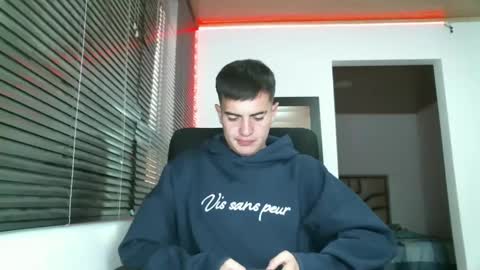Snapshot of franccesco_699 chatting on February 16, 10:54 pm franccesco_699 online show from February 16, 10:54 pm