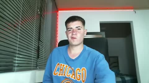 Snapshot of franccesco_699 chatting on February 12, 11:41 pm franccesco_699 online show from February 12, 11:41 pm