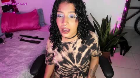 Snapshot of freaky_lia chatting on December 17, 10:54 pm Lia Gomez online show from December 17, 10:54 pm
