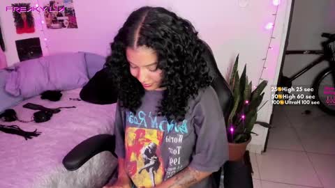 Snapshot of freaky_lia chatting on February 19, 2:44 am Lia Gomez online show from February 19, 2:44 am