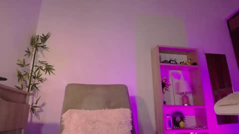 Snapshot of fresita44 chatting on December 20, 12:52 am see u 500 pm hora col online show from December 20, 12:52 am