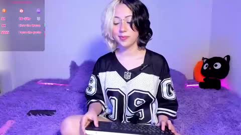Snapshot of frida_lassi_ chatting on September 18, 7:07 pm frida_lassi_ online show from September 18, 7:07 pm