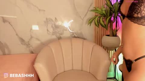   Independent model online show from December 21, 12:33 pm