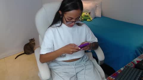 Snapshot of gabriela_morales01 chatting on February 10, 12:08 am . online show from February 10, 12:08 am