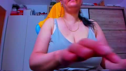 genifersweet online show from June 15, 9:12 am