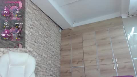 L A U R A online show from November 29, 4:47 pm