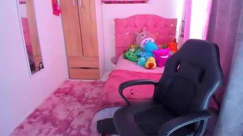 Snapshot of gia_contii chatting on December 16, 3:00 pm giaaaa online show from December 16, 3:00 pm
