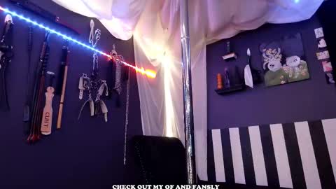 Giggles online show from November 3, 7:48 pm