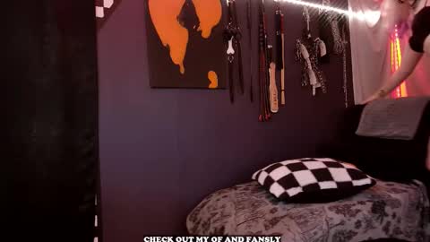 Giggles online show from December 19, 6:25 pm