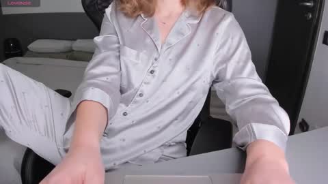 gigihadd online show from February 8, 2:31 pm