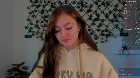 Snapshot of gigii_hadiidd chatting on January 12, 12:01 pm Gisel online show from January 12, 12:01 pm