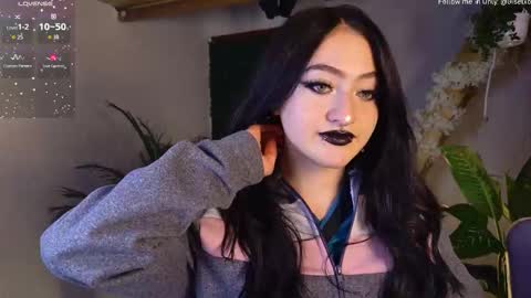 Snapshot of gigii_hadiidd chatting on September 18, 8:13 pm Gisel online show from September 18, 8:13 pm
