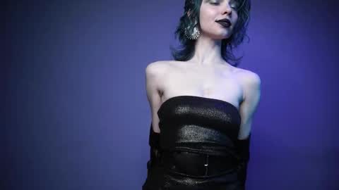        im expecting 350 thumbs up on my altar   online show from April 10, 10:25 pm